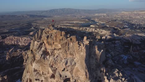 Castillo-De-Uchisar-En-Capadocia,-Turquía:-Majestuosa-Fortaleza-De-Roca-En-Un-Paisaje-Impresionante,-Nevşehir-Türkiye