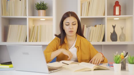 estudiante adicta al teléfono.