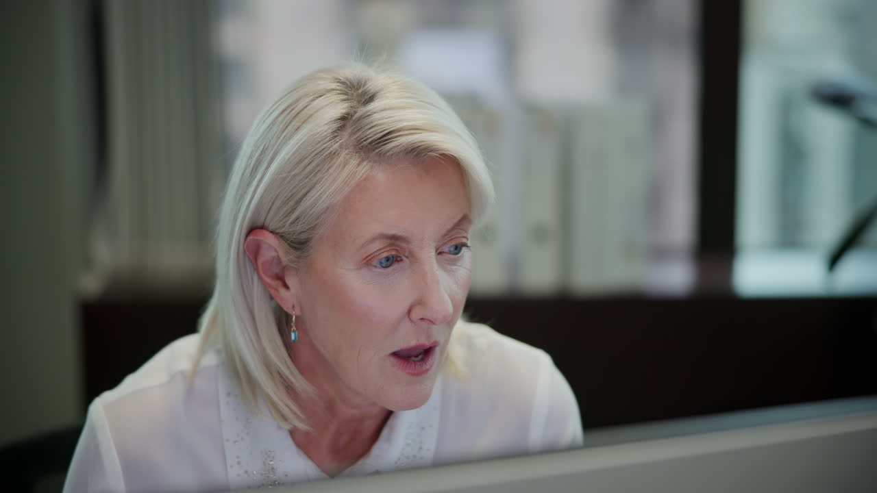 Kvinde, der arbejder på kontor