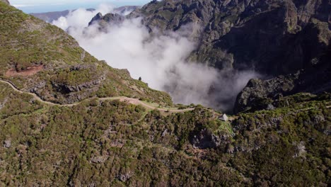 Drone-Roca-Aérea,-Misty-Coulds,-Montañas,-Madeira,-Portugal