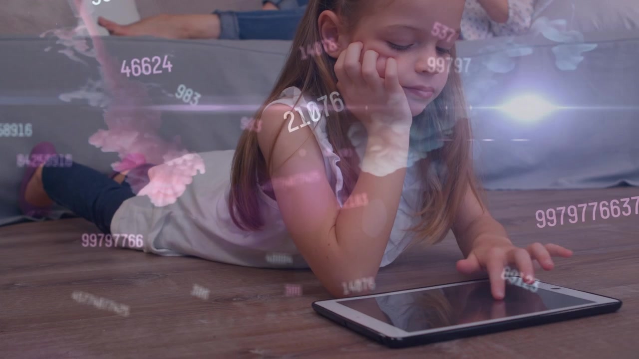 Animação de números e luzes sobre uma garota caucasiana usando um tablet.