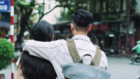 vista de mano de una pareja amorosa caminando en vietnam