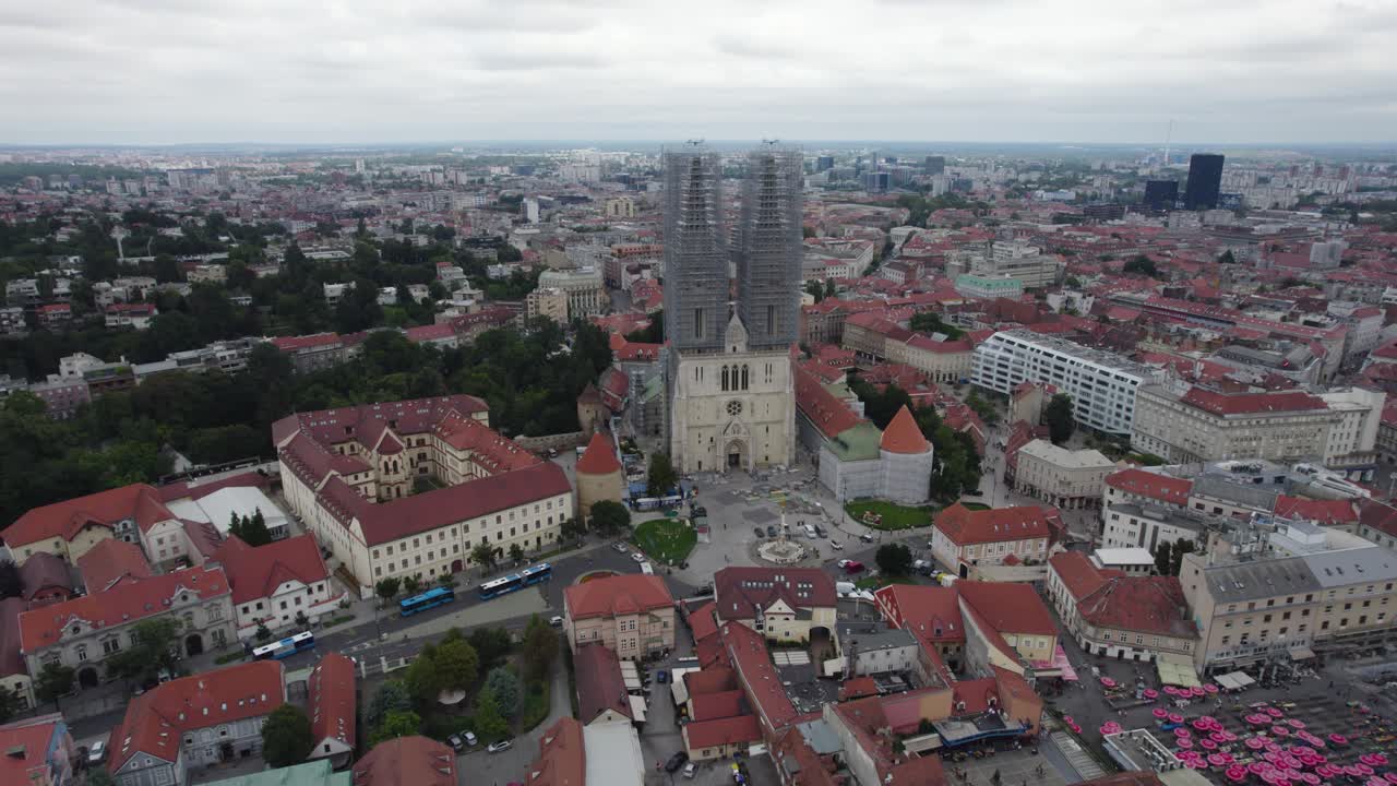 Letecký pohled na záhřebskou katedrálu s dvojitými věžemi ve výstavbě, Kaptol.