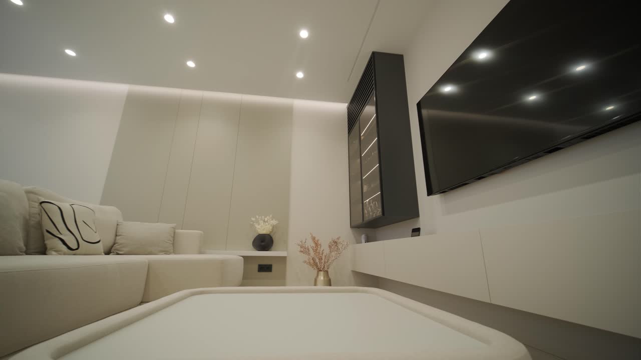 diseño y decoración de interiores modernos de sala de estar con sofá blanco en la sala de estar, mesa de comedor y sillas de madera, mostrador de cocina y armarios.