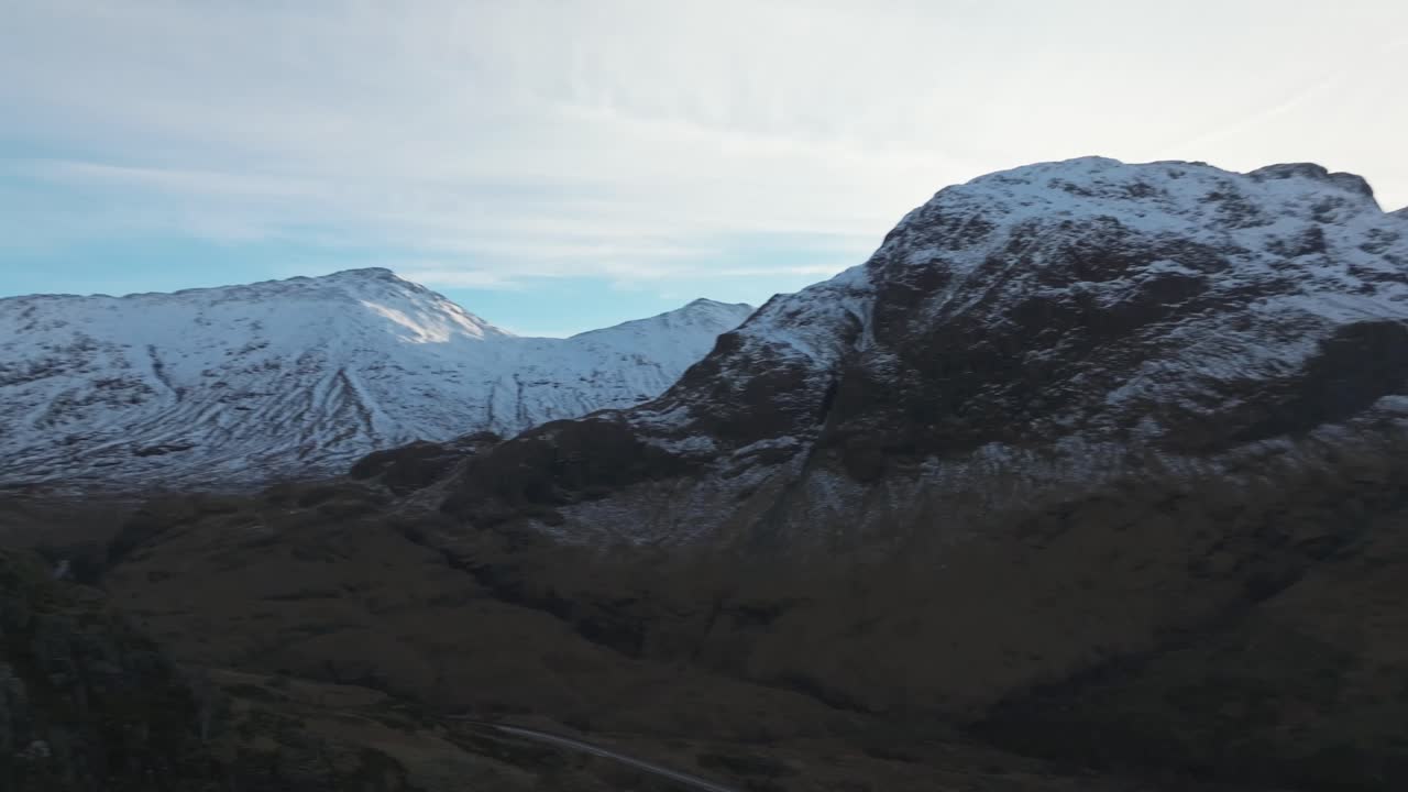 겨울에 비데안남비안의 눈 인 산맥의 공중 촬영