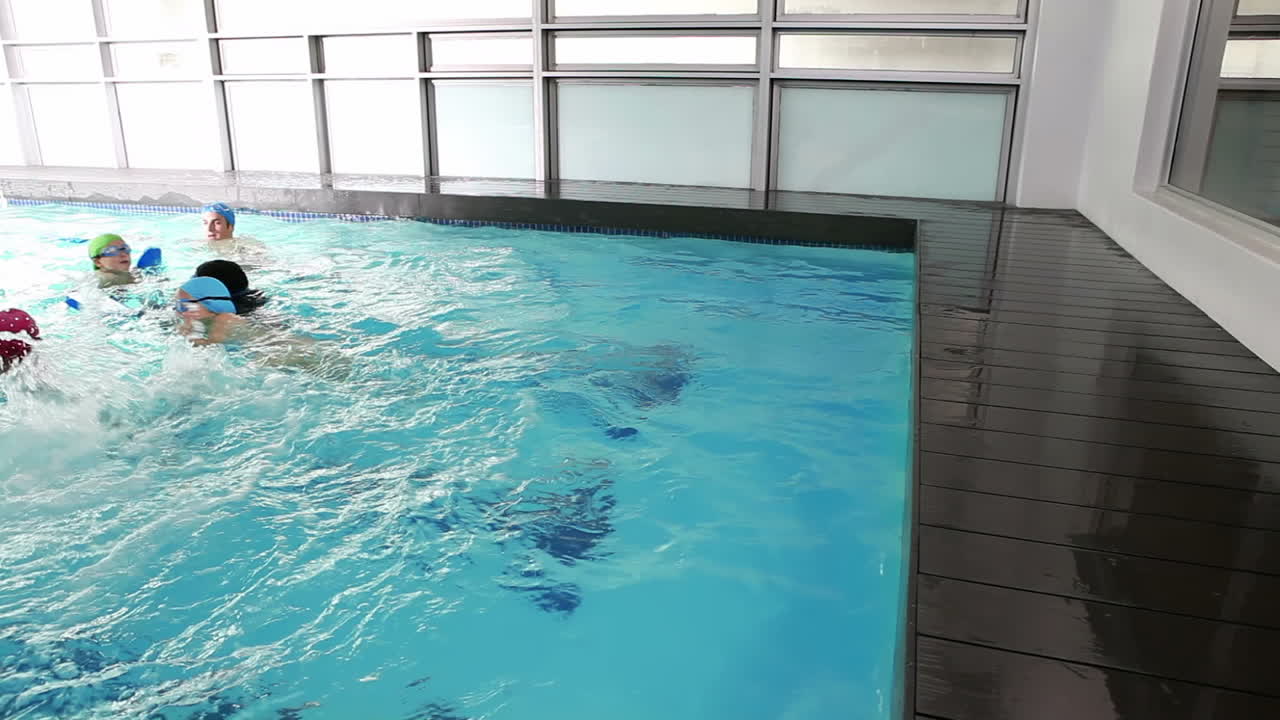 수영 코치 는 아이 들 에게 수영 을 가르친다