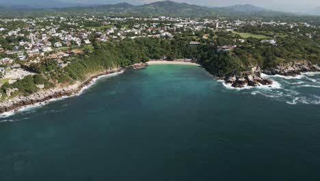 puerto escondido mexico viaje destino de vacaciones en la costa de oaxaca famosa por las olas de surf y las interminables playas tropicales de arena