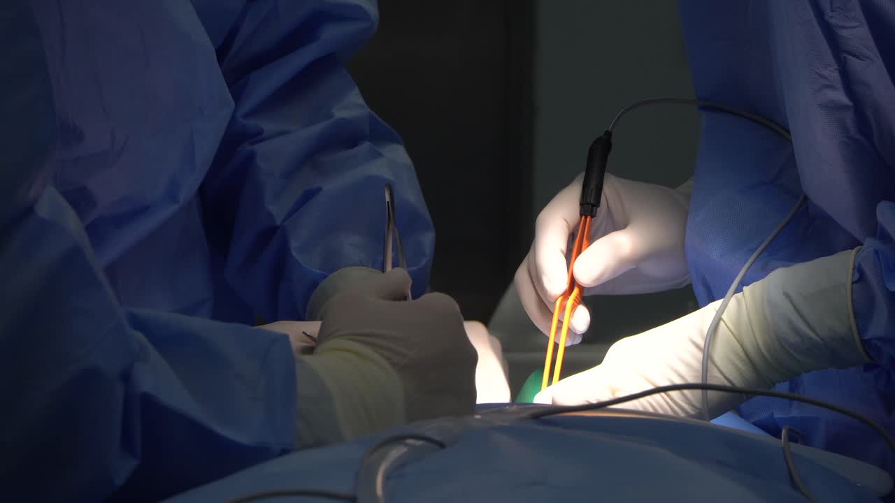 la electrocirugía es la aplicación de una corriente eléctrica de polaridad alterna de alta frecuencia al tejido biológico como un medio para cortar, coagular, desecar o fulgurar el tejido.