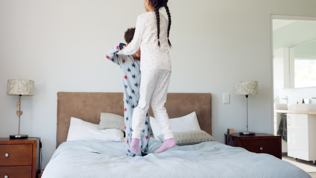 행복, 에너지 및 침실에서 아이들과 점프