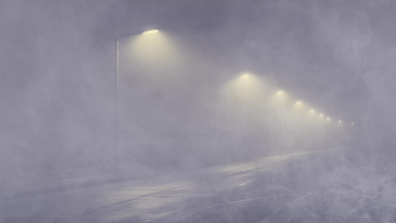 En rad med gatelys lyser opp en øde vei som forsvinner inn i tykk, virvlende tåke, og skaper en stemningsfull, eterisk og mystisk atmosfære