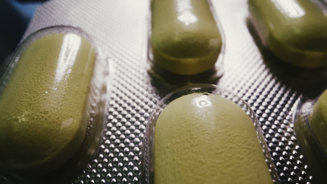 la ampolla amarilla de la píldora ayuda a curar los síntomas y la enfermedad macro