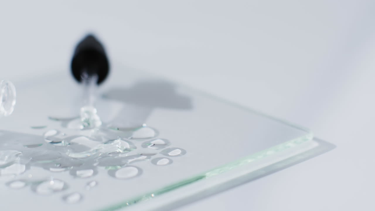 백색 배경에 복사 공간과 함께 메이크업 병, 피 및 혈청 방울의 비디오