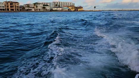 Wellen-Von-Einem-Boot-In-Der-Bucht,-Um-Die-Küste-In-Texas-Zu-Enthüllen