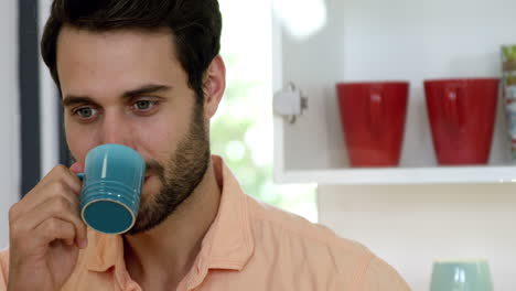 el hombre está bebiendo su café.