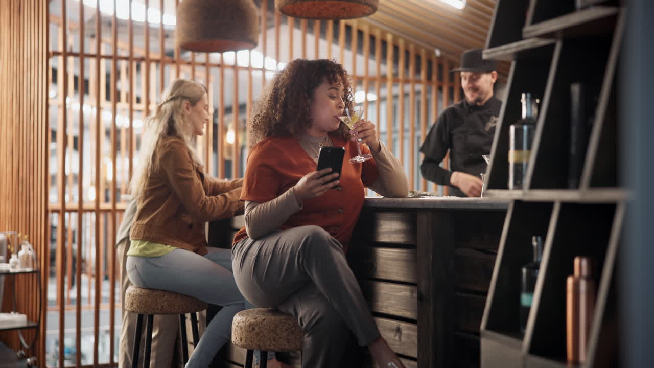 친구 들 이 술집 에서 술 을 즐기고 있다