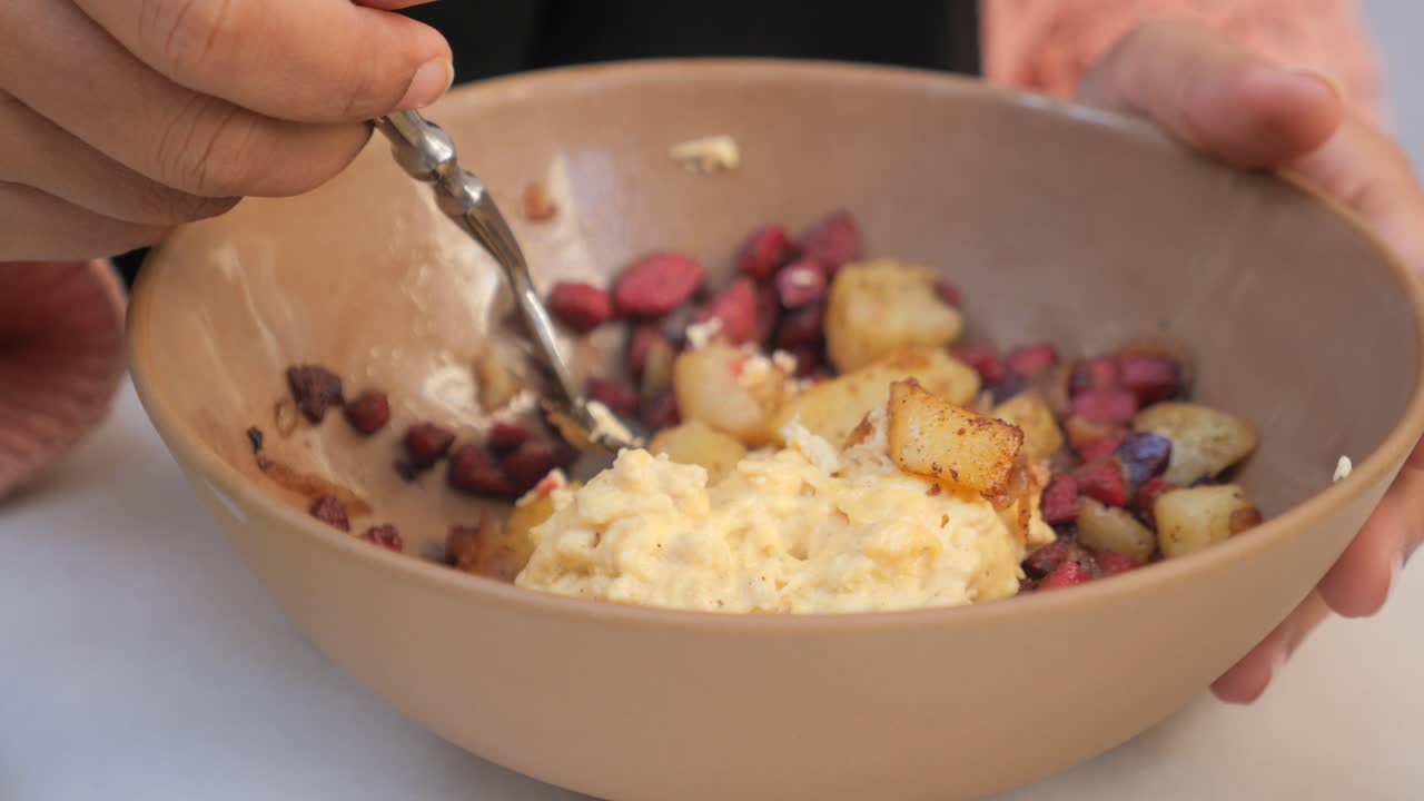 은 달, 감자, 소시지의 아침 식사를 하는 사람