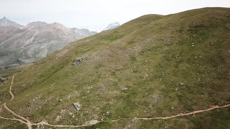 瑞士阿尔卑斯山的草原,山地自然景观,泽尔马特