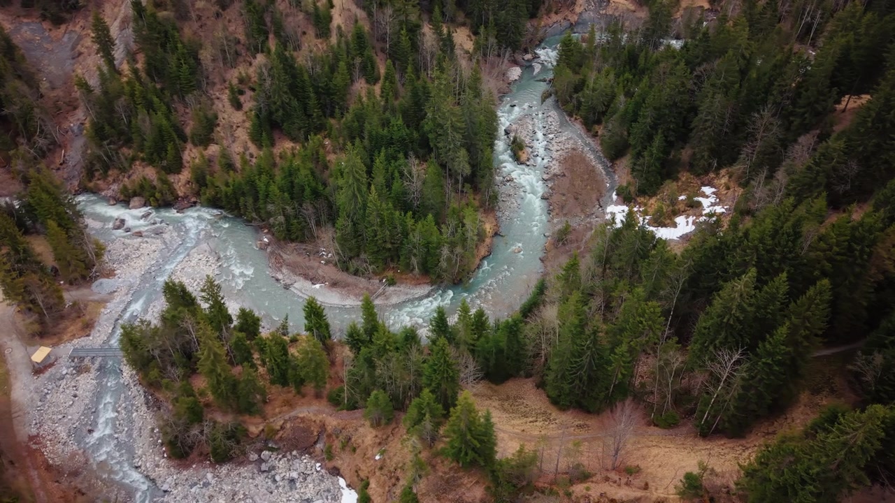 Aerea: ripresa con drone in orbita del fiume vicino all'imbuto roccioso profondo di Pochtenkessel durante il giorno vicino ad Adelboden, cantone di Berna, Svizzera
