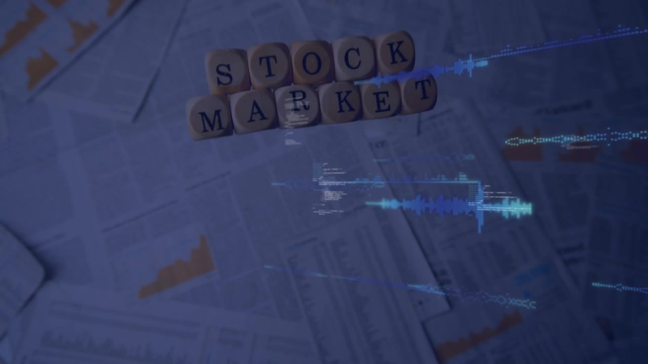 Animasjon av databehandling mot aksjemarkedstekstblokker som faller over dokumenter