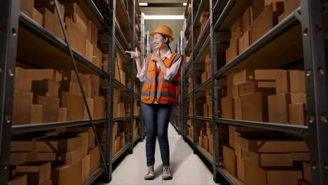 trabajador del almacén que señala el inventario