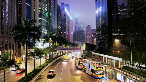 Automóviles-Y-Autobuses-De-Dos-Pisos-Conduciendo-Por-La-Calle-Gloucester-En-Hong-Kong-Por-La-Noche