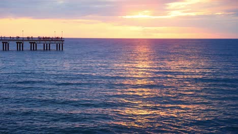 puesta de sol en el mar báltico en el resort palanga, lituania - toma aérea de drones