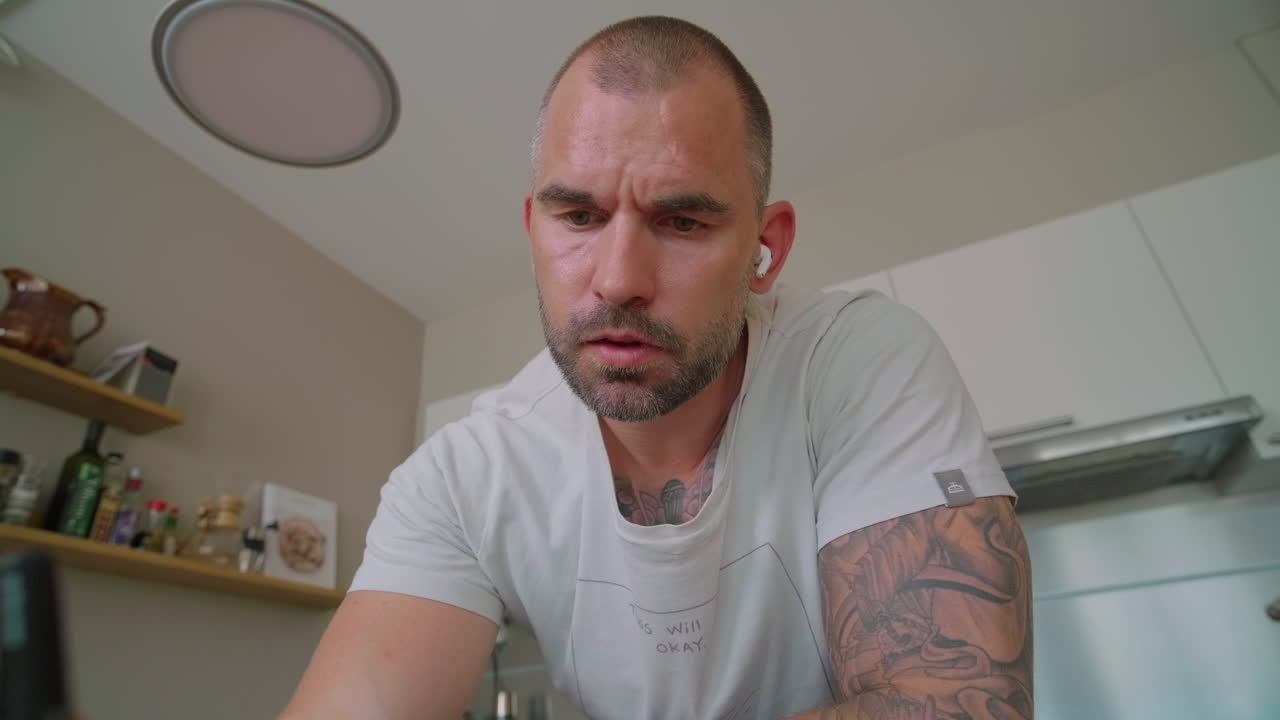 문신 한 근육적 인 남자 는 생각 하는 동안 글 을 쓰고 있다