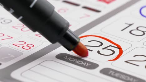 persona marca el día en el calendario del escritorio
