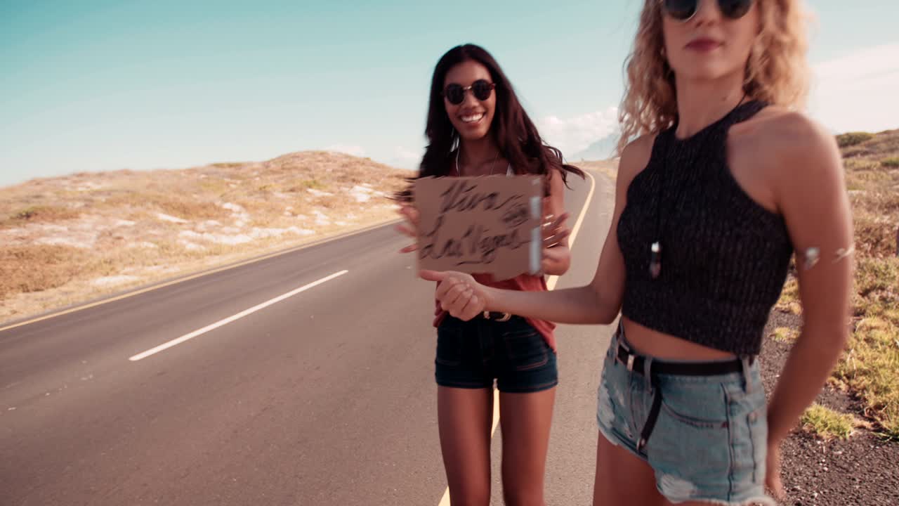 두 명의 다민족 여성 스터 여자 친구가 라스베가스로 호스피팅을 하고 있습니다.