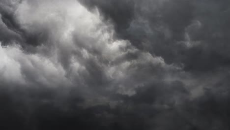 Vista-De-Espesas-Nubes-De-Tormenta-En-El-Cielo