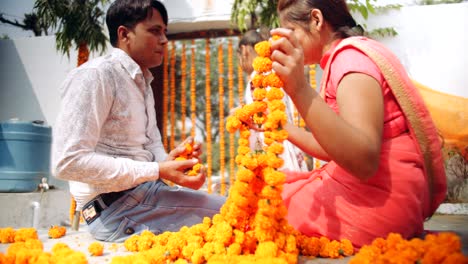 los padres con los niños celebran el festival tradicional indio de diwali