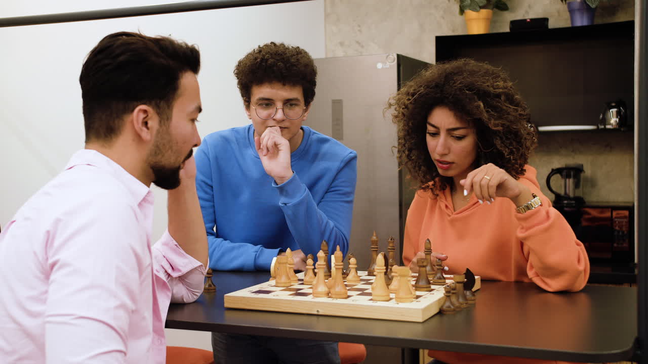 amigos jugando ajedrez