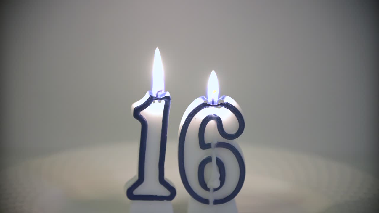 número 16 timelapse - dos velas de cumpleaños encendidas