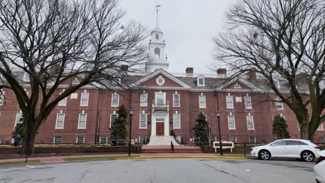 Edificio-Del-Capitolio-Del-Estado-De-Delaware-Salón-Legislativo-De-Dover-Caminata-Lenta-Hasta-El-Frente-Del-Edificio-Día-Nublado-De-Invierno