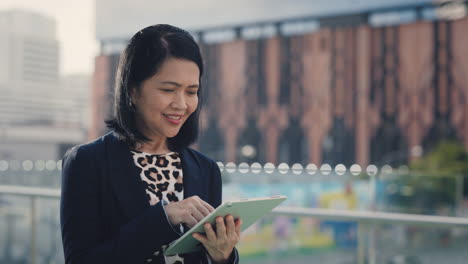 mujer de negocios usando tableta en la ciudad