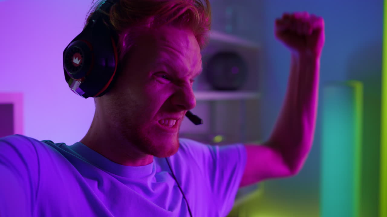 ciberjugador de primer plano celebrando la victoria en un torneo en línea. hombre de neón emocionado