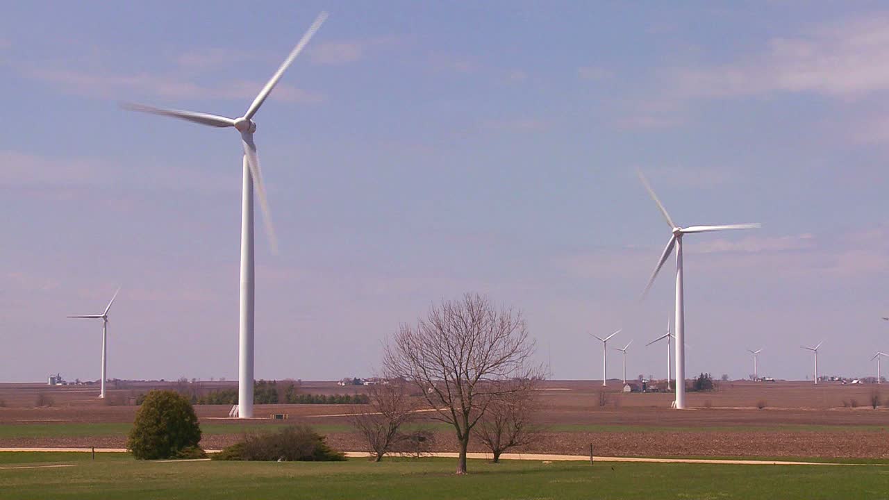 гигантские ветряные мельницы вдали вырабатывают энергию для ферм на американском среднем западе 4