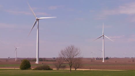 Molinos-De-Viento-Gigantes-En-La-Distancia-Generan-Energía-Detrás-De-Granjas-En-El-Medio-Oeste-Americano-4