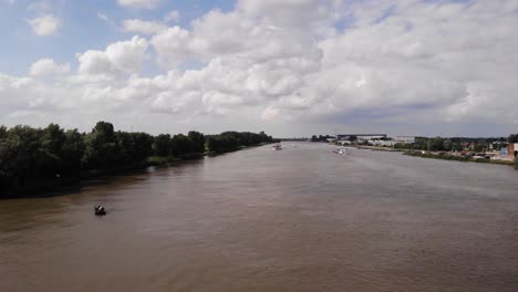 Antenne-Oben-Entlang-Des-Flusses-Noord-Mit-Schiffen-Im-Hintergrund