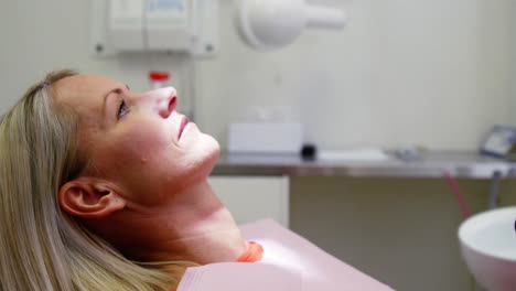 mujer relajándose en la silla del dentista