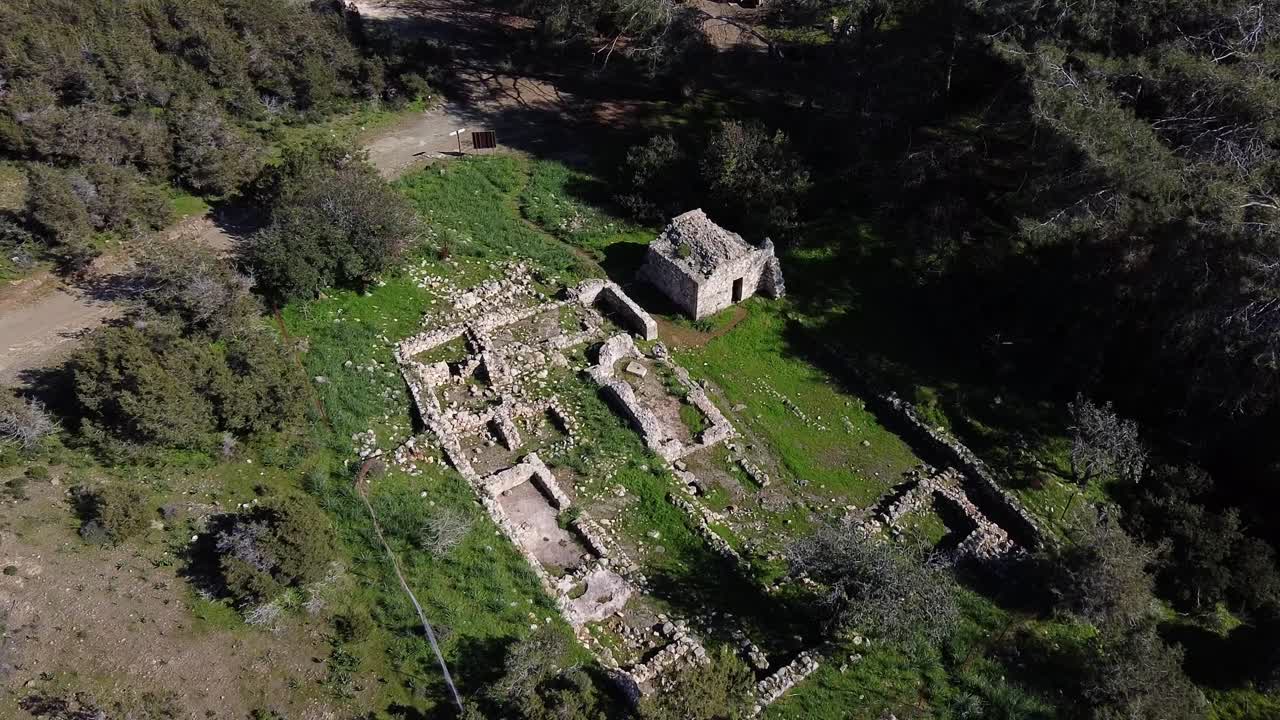 retirada aérea sobre las ruinas históricas de pyrgos tis rigenas, monasterio bizantino de la torre rigena en akamas, chipre