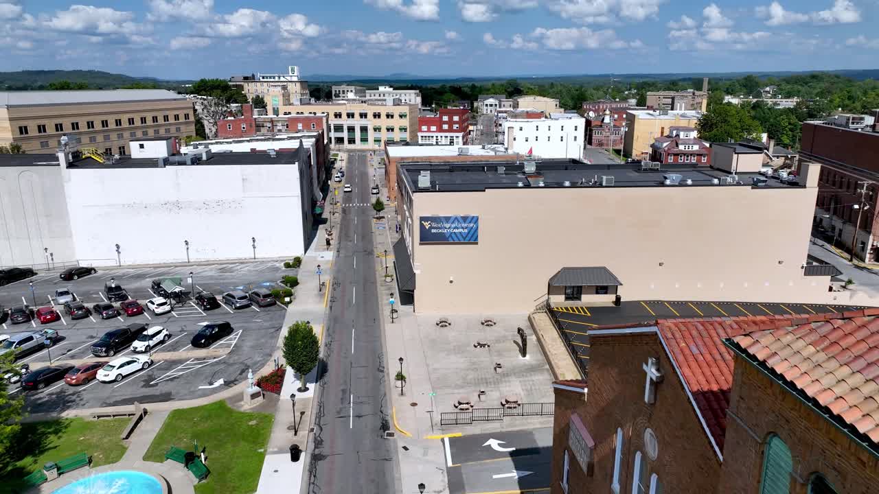 베클리 웨스트 버지니아의 교회를 지나가는 공중 추진