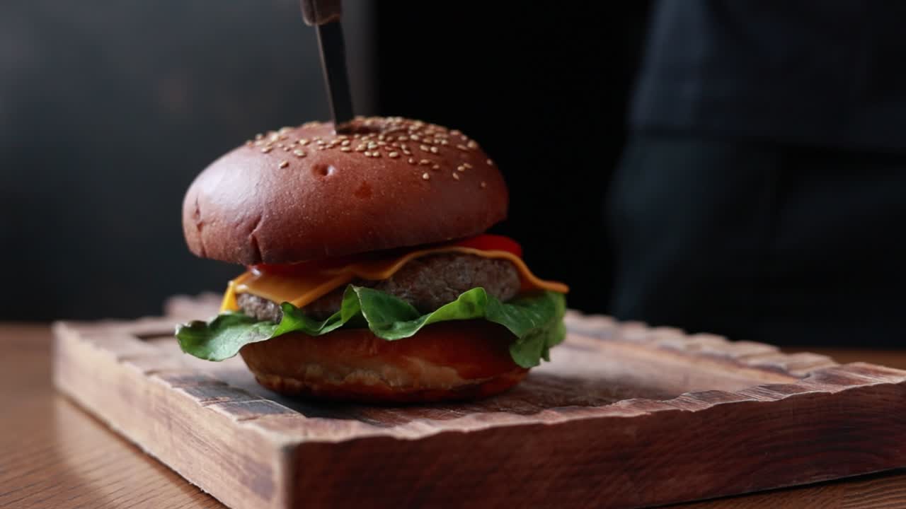 una hamburguesa con queso deliciosamente preparada