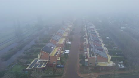 Hermosa-Antena-De-Una-Calle-Suburbana-Cubierta-De-Niebla