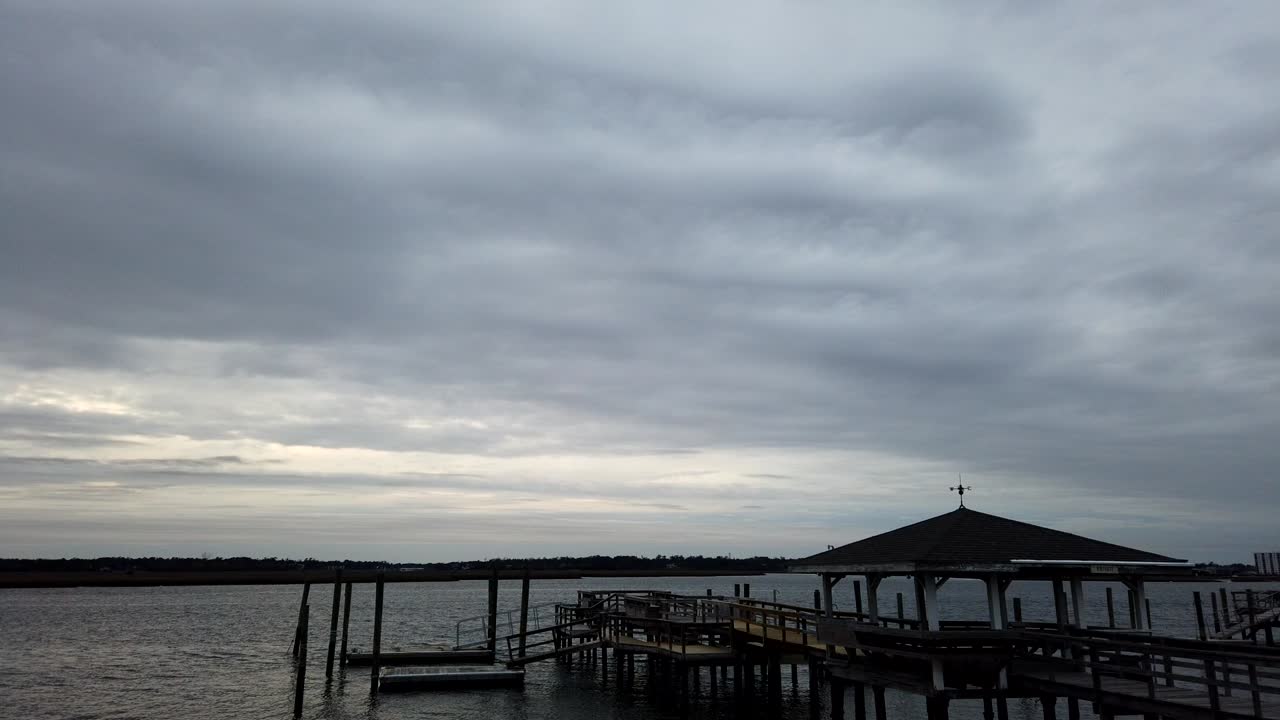 라이츠빌 비치 노스캐롤라이나에 있는 해안과 전망대의 야간 시간 경과