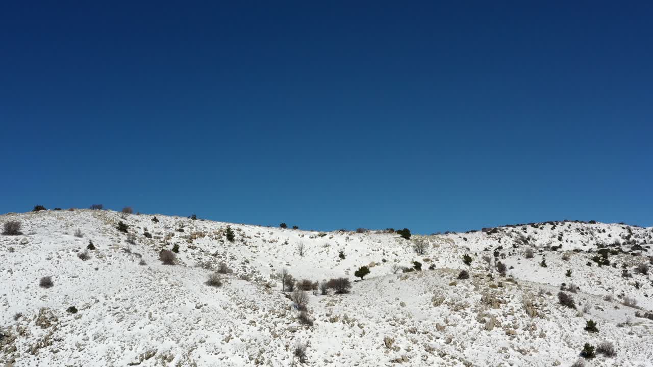 Paesaggio montuoso innevato