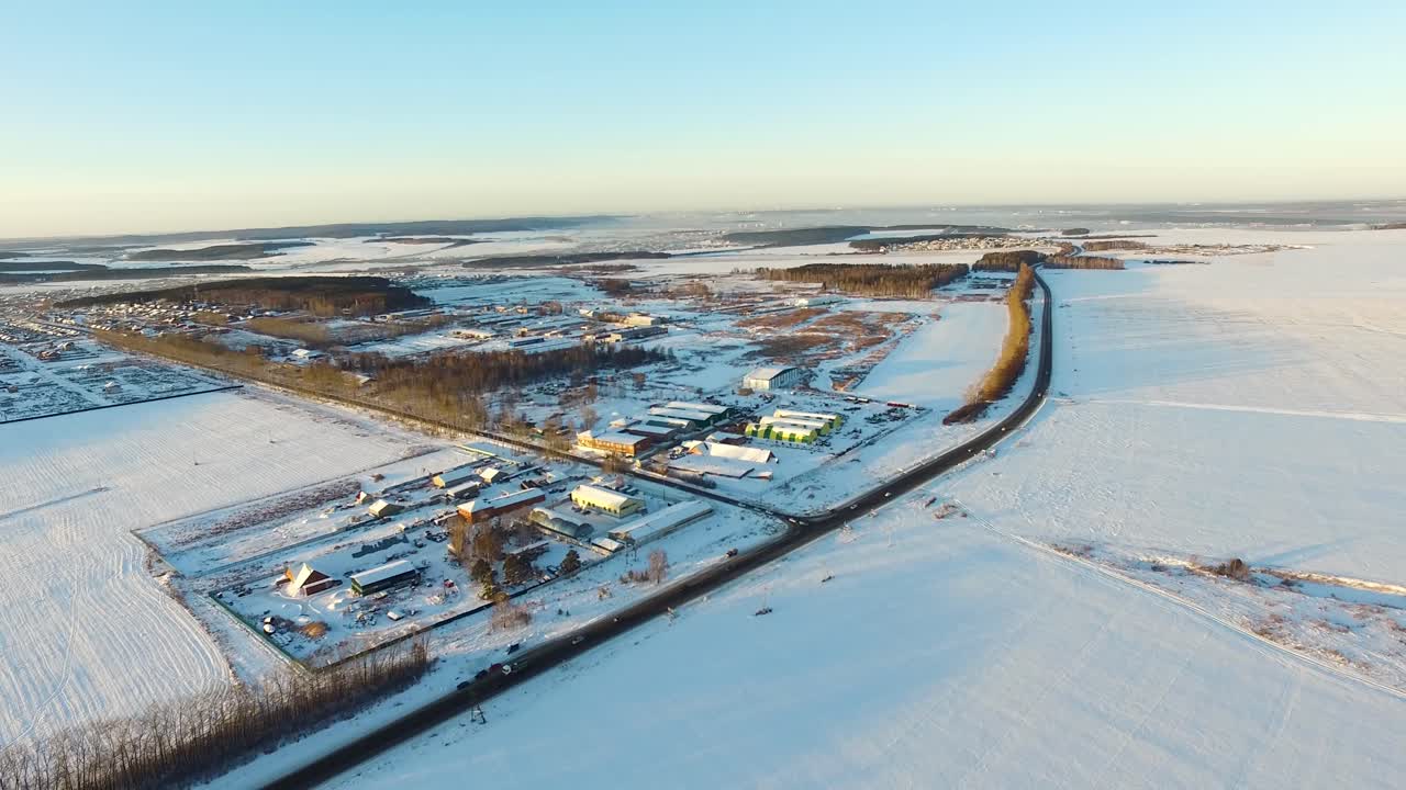 paisaje invernal nevado con edificios y carreteras