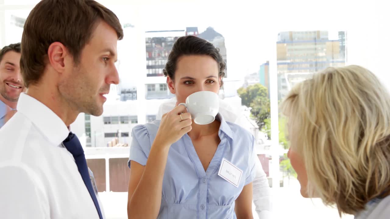 커피 를 마시고 대화 하는 사업가 들