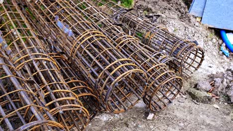 jaulas de refuerzo tubulares de hormigón prefabricadas hechas de barras de acero soldadas cubiertas de óxido apiladas al aire libre