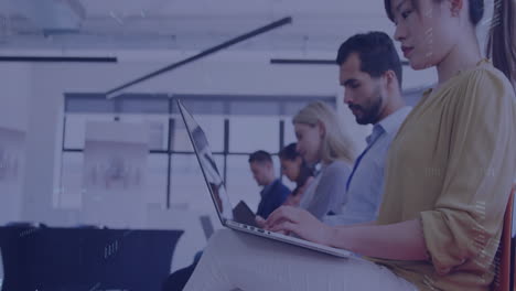 animación del procesamiento de datos sobre diversas personas de negocios en la oficina